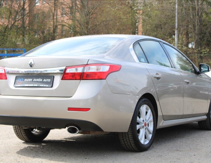 Renault Latitude Sedan / Limuzína 2,0 l 127 kw