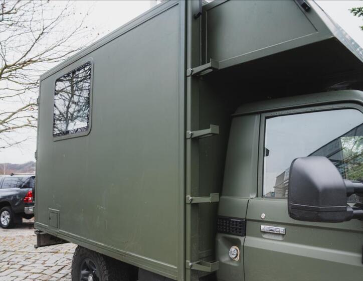 Toyota Land Cruiser 4