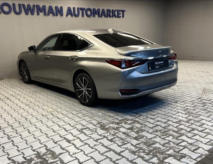 Lexus ES 300h Sedan 2,5 l 160 kw