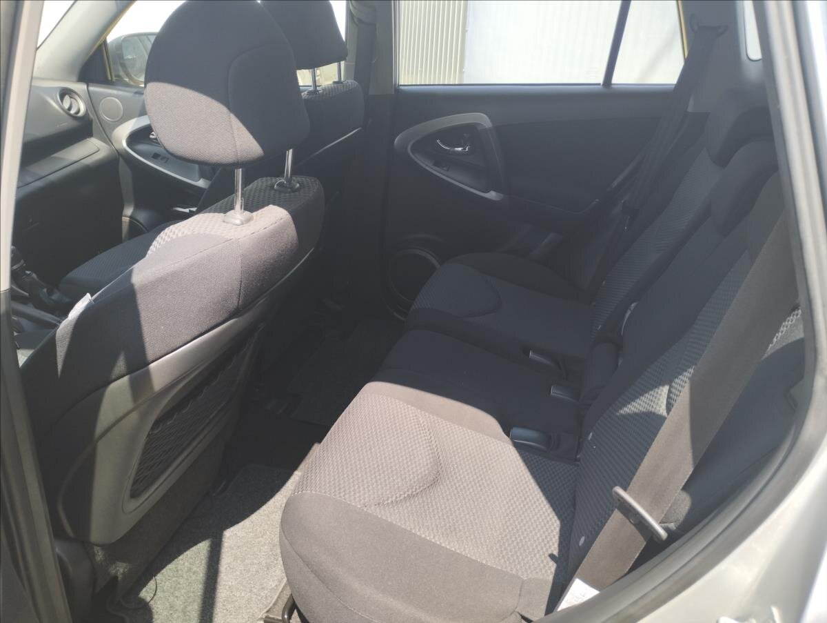 Toyota RAV4 SUV 2,2 l 100 kw