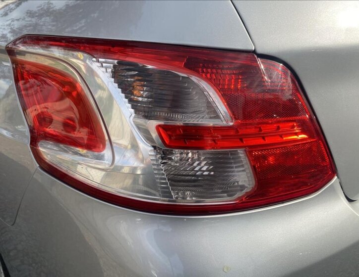 Peugeot 301 Sedan 1,2 l 53 kw