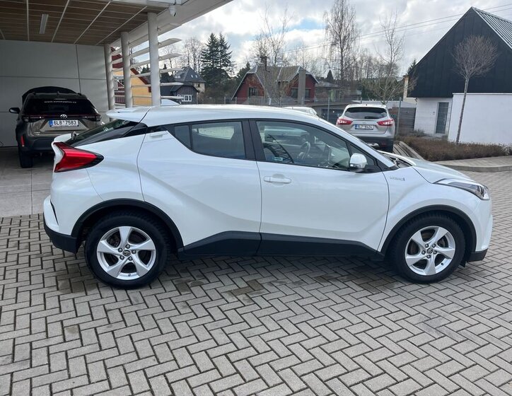 Toyota C-HR SUV / Terénní 1,8 l 72 kw