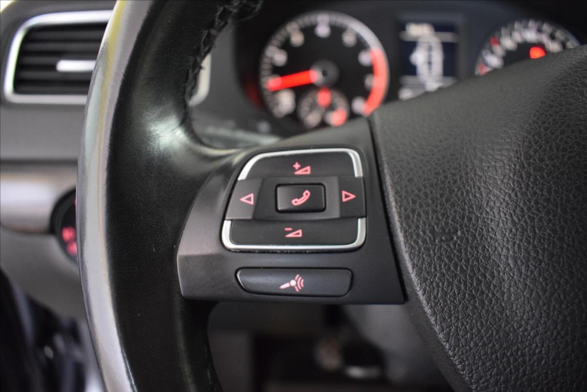 Volkswagen Jetta Sedan / Limuzína 1,2 l 77 kw