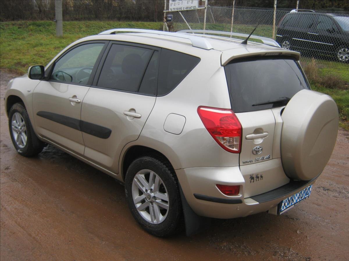 Toyota RAV4 Kombi 2,0 l 112 kw
