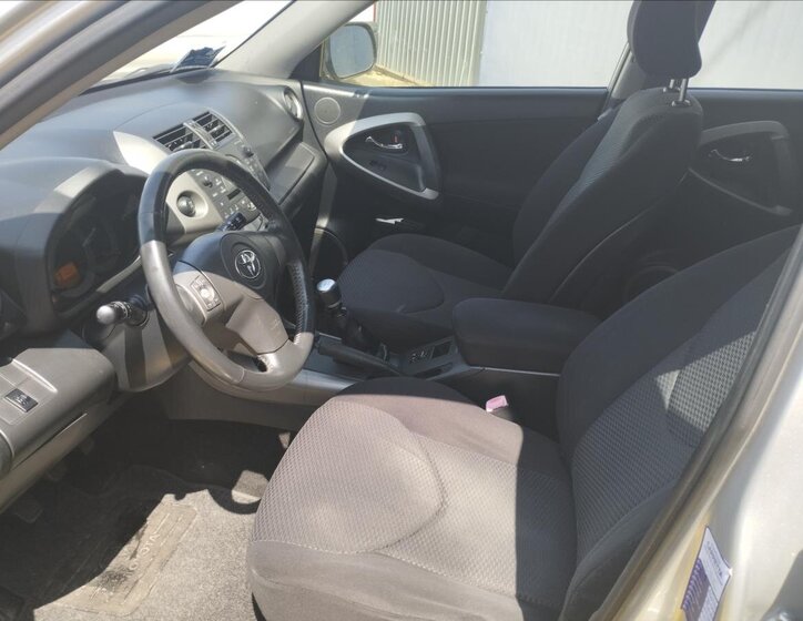 Toyota RAV4 SUV 2,2 l 100 kw