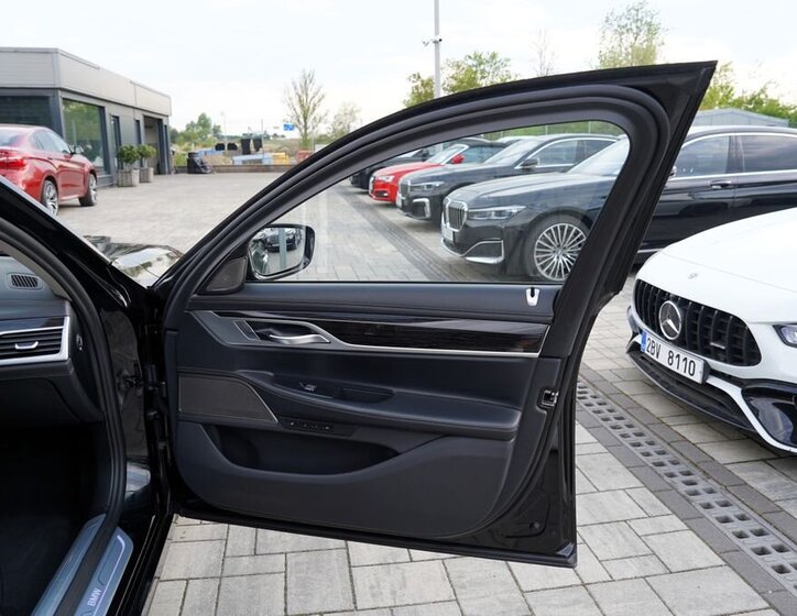 BMW Řada 7 Sedan / Limuzína 4,4 l 390 kw