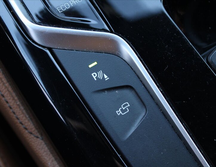 BMW Řada 5 Kombi 3,0 l 195 kw