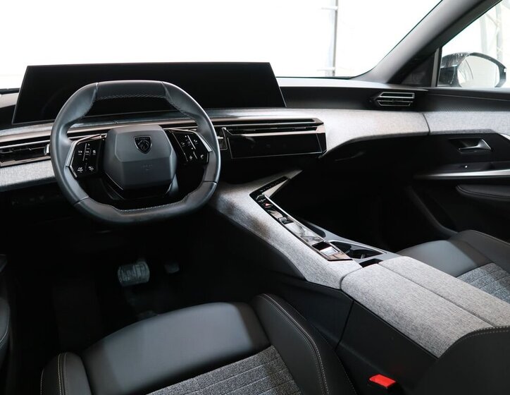 Peugeot 5008 SUV 1,2 l 100 kw