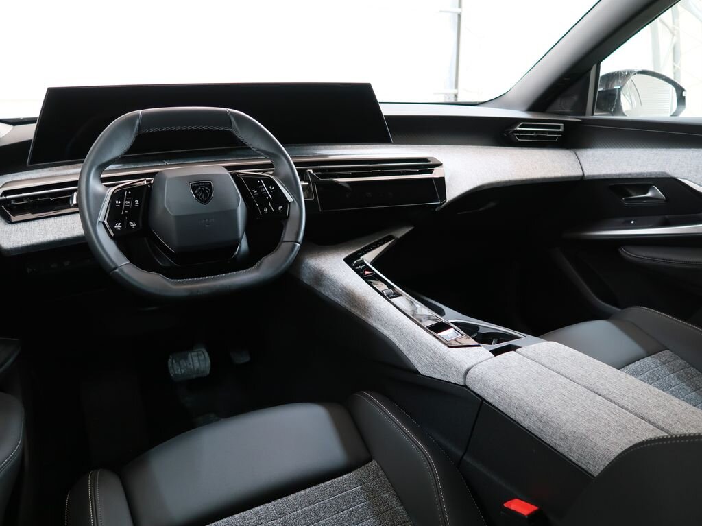 Peugeot 5008 SUV 1,2 l 100 kw