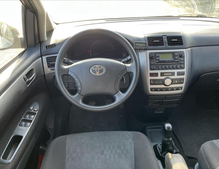 Toyota Avensis Verso 13