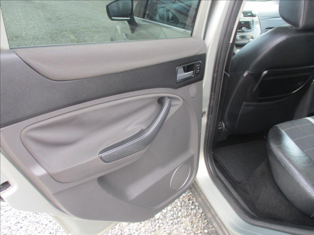 Ford Kuga SUV / Terénní 2,0 l 100 kw