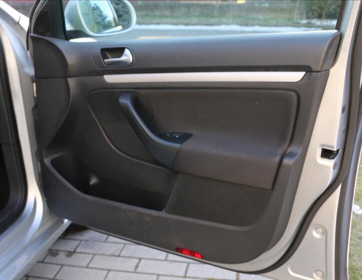 Volkswagen Golf Kombi 1,6 l 77 kw