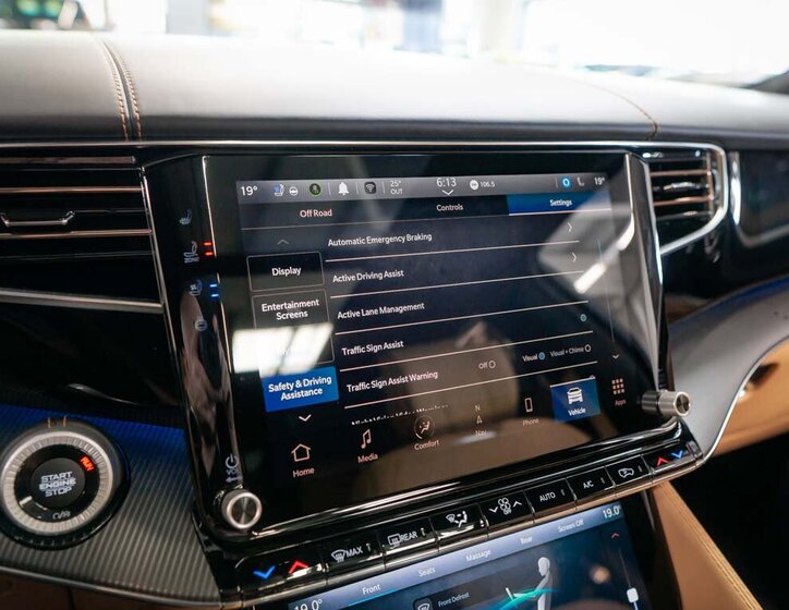 Jeep Grand Wagoneer SUV 6,4 l 351 kw