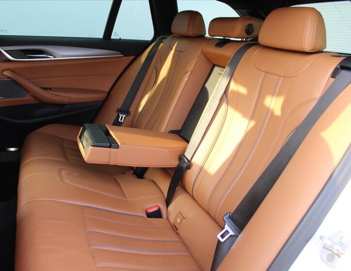 BMW Řada 5 Kombi 3,0 l 195 kw