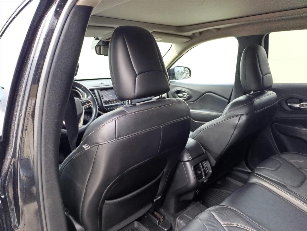 Jeep Cherokee SUV 3,2 l 200 kw