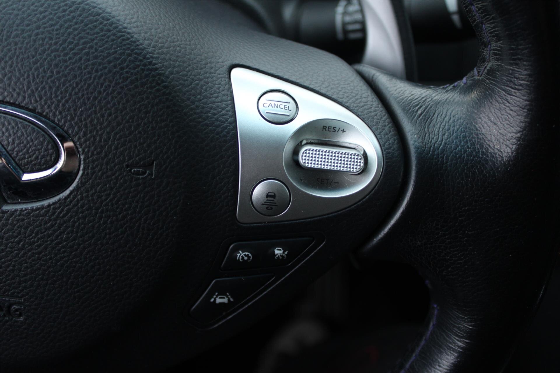 Infiniti QX70 SUV 3,0 l 175 kw