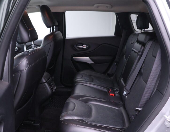 Jeep Cherokee SUV / Terénní 2,2 l 147 kw