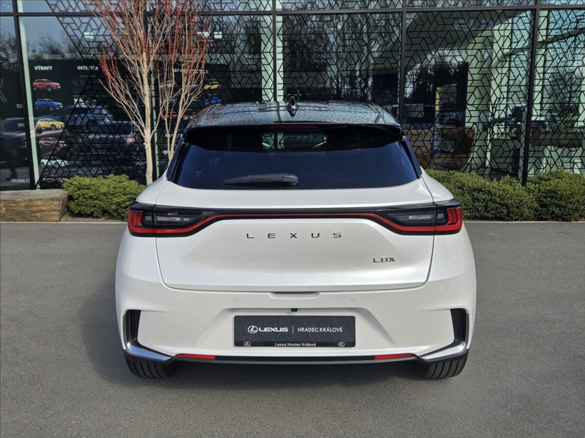 Lexus LBX SUV / Terénní 1,5 l 100 kw