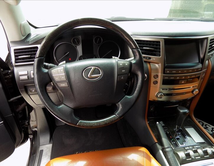 Lexus LX 570 25