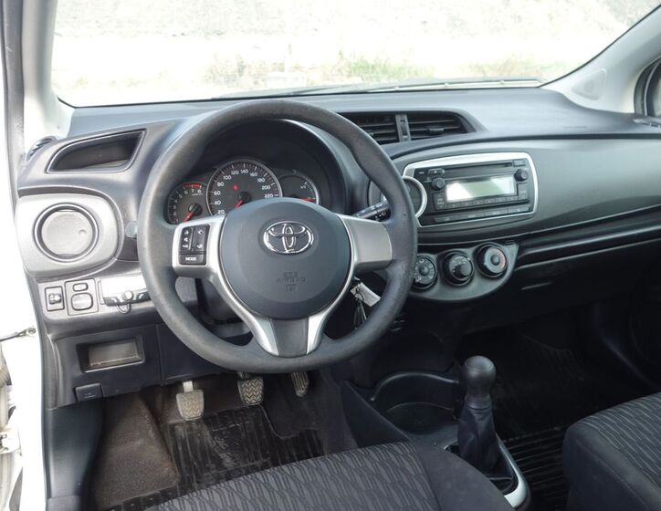 Toyota Yaris 16