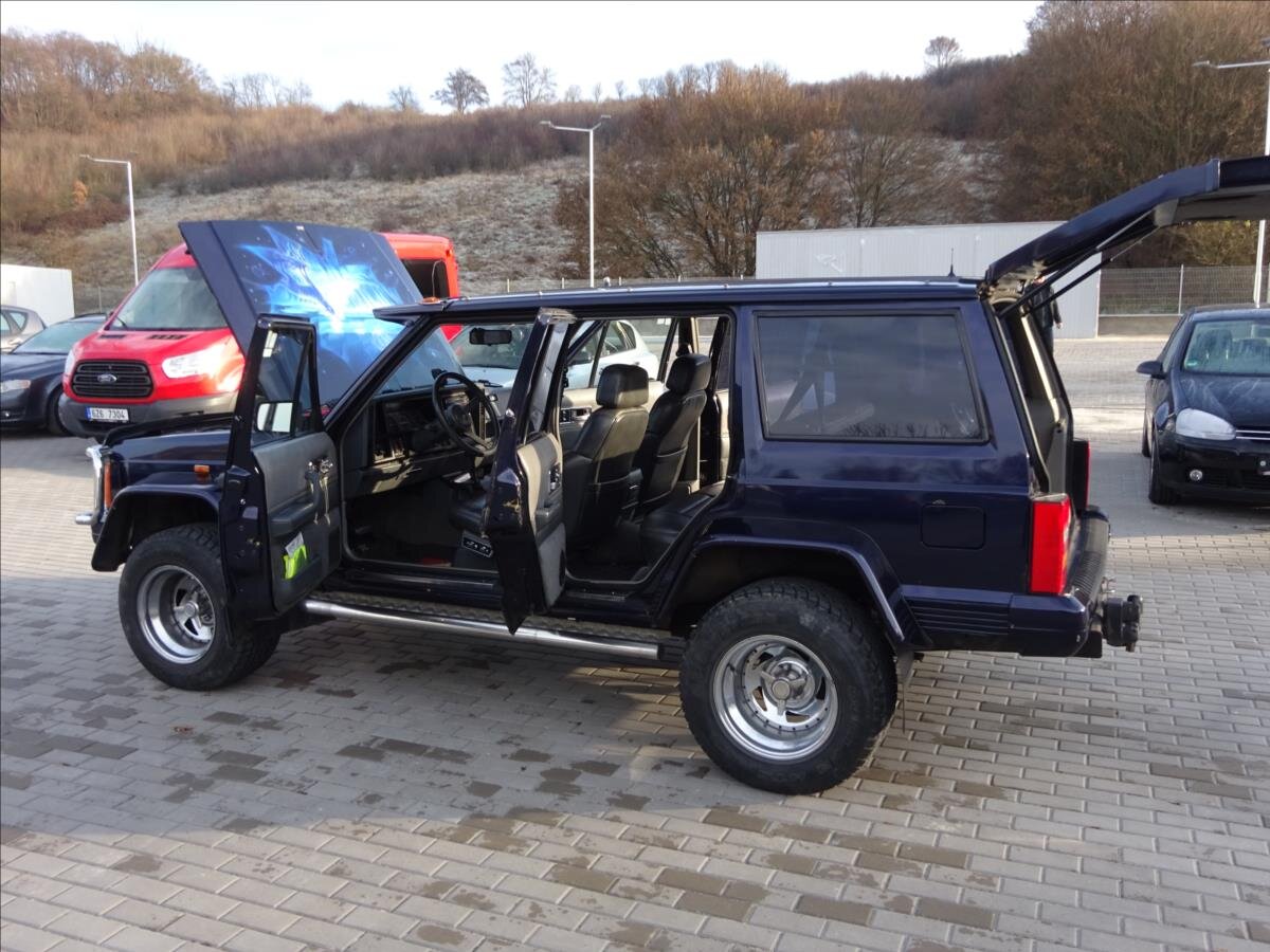Jeep Cherokee SUV 4,0 l 136 kw