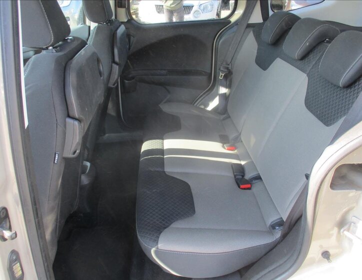 Ford Tourneo Courier 8