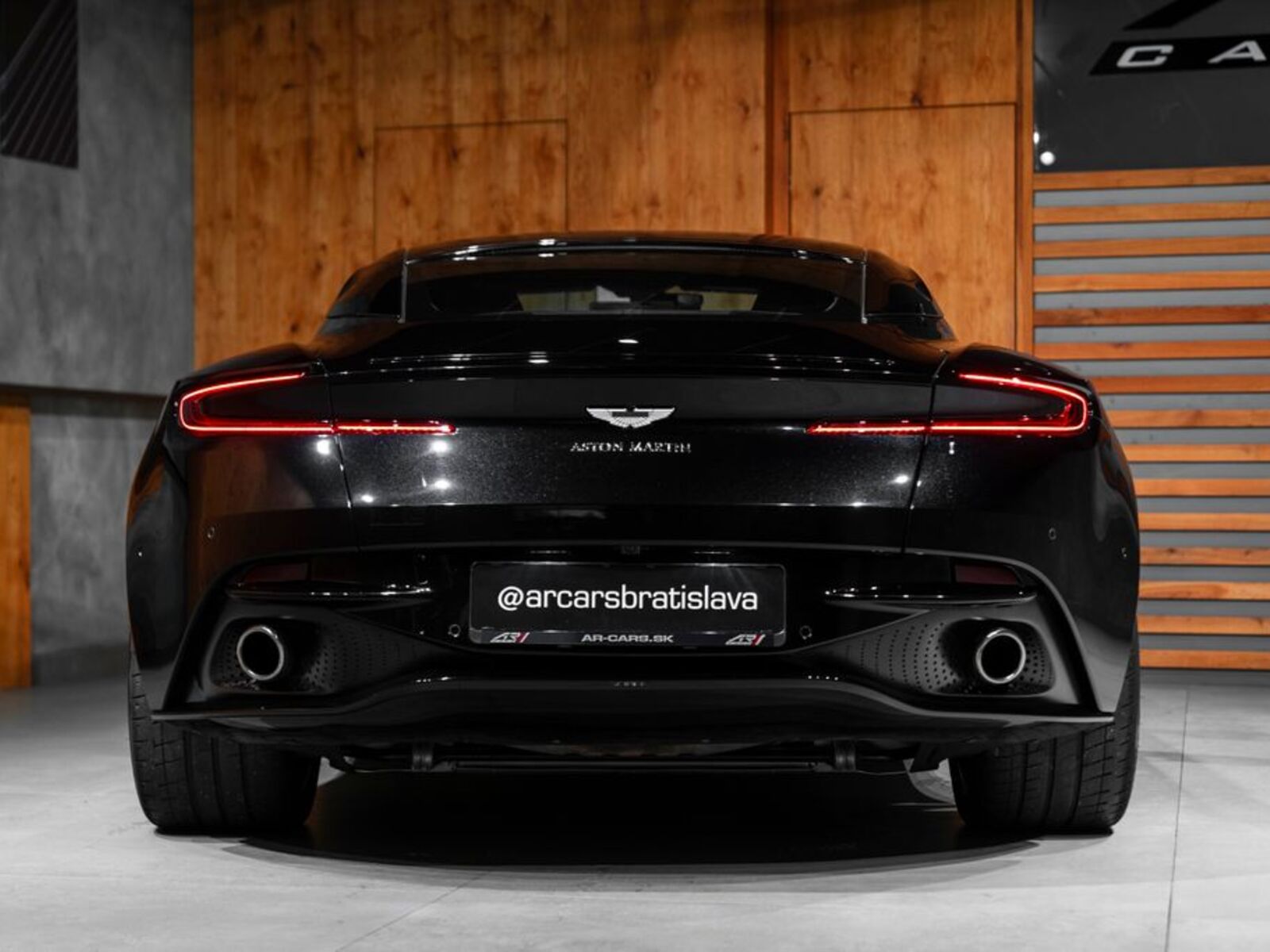 Aston Martin DB11 31