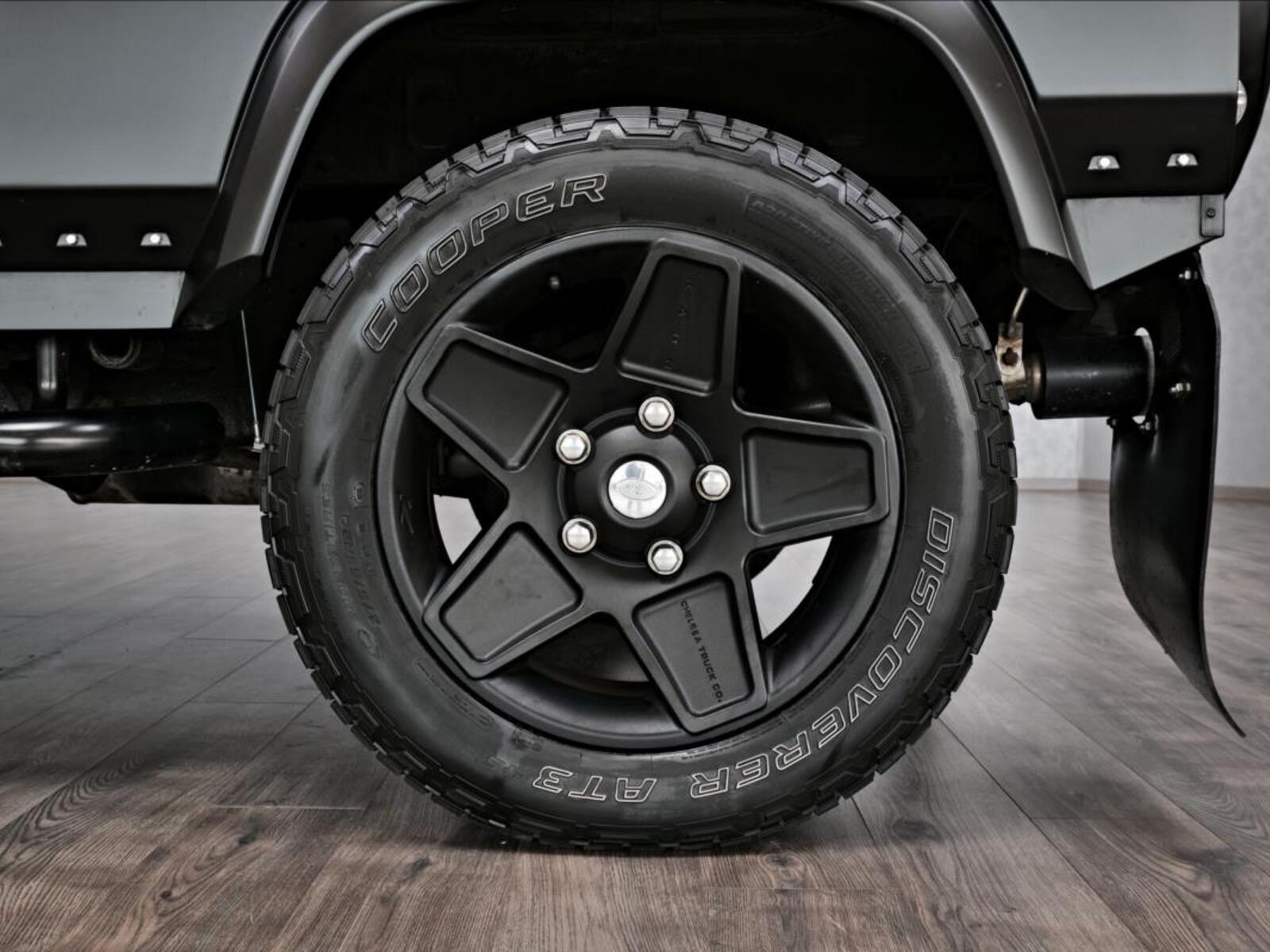 Land Rover Defender 8