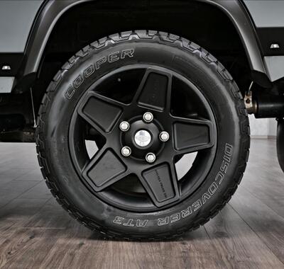 Land Rover Defender 8