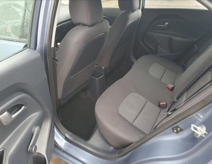 KIA Rio 13