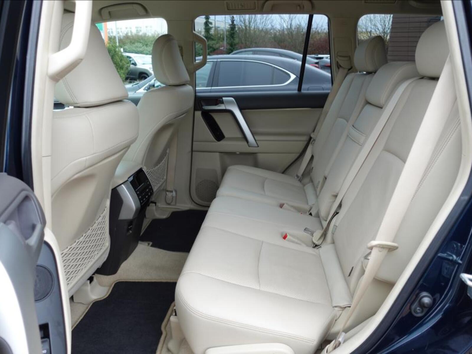 Toyota Land Cruiser 11