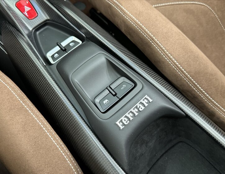 Ferrari F8 Kabriolet 3,9 l 530 kw