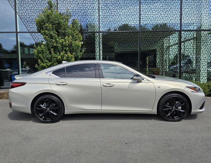 Lexus ES 300h Sedan / Limuzína 2,5 l 160 kw