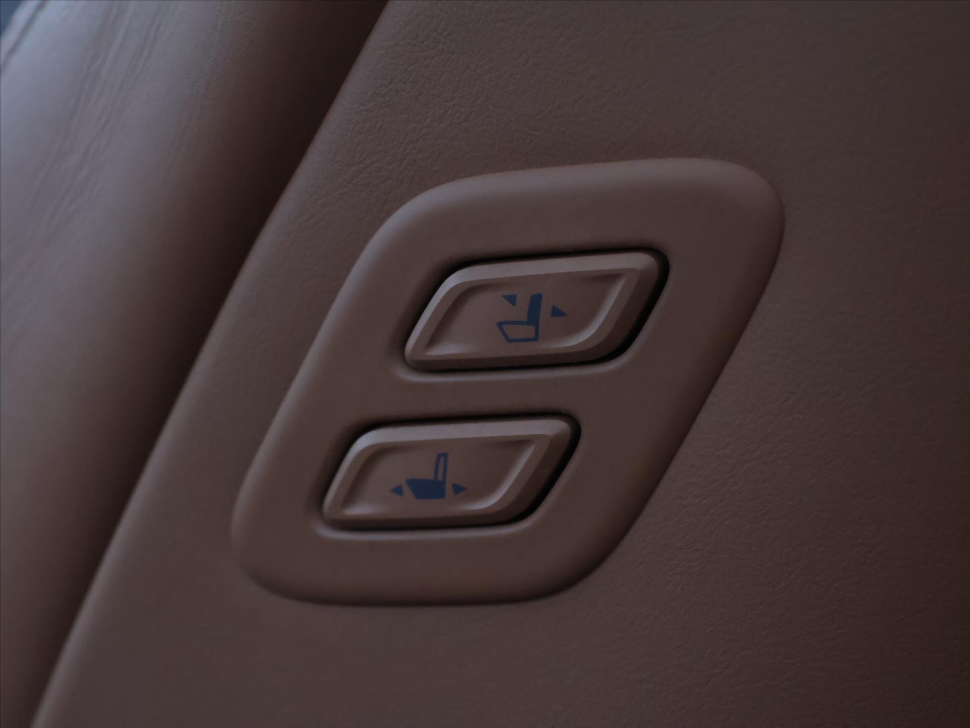 Hyundai Genesis Sedan / Limuzína 3,8 l 232 kw