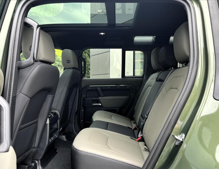 Land Rover Defender 24