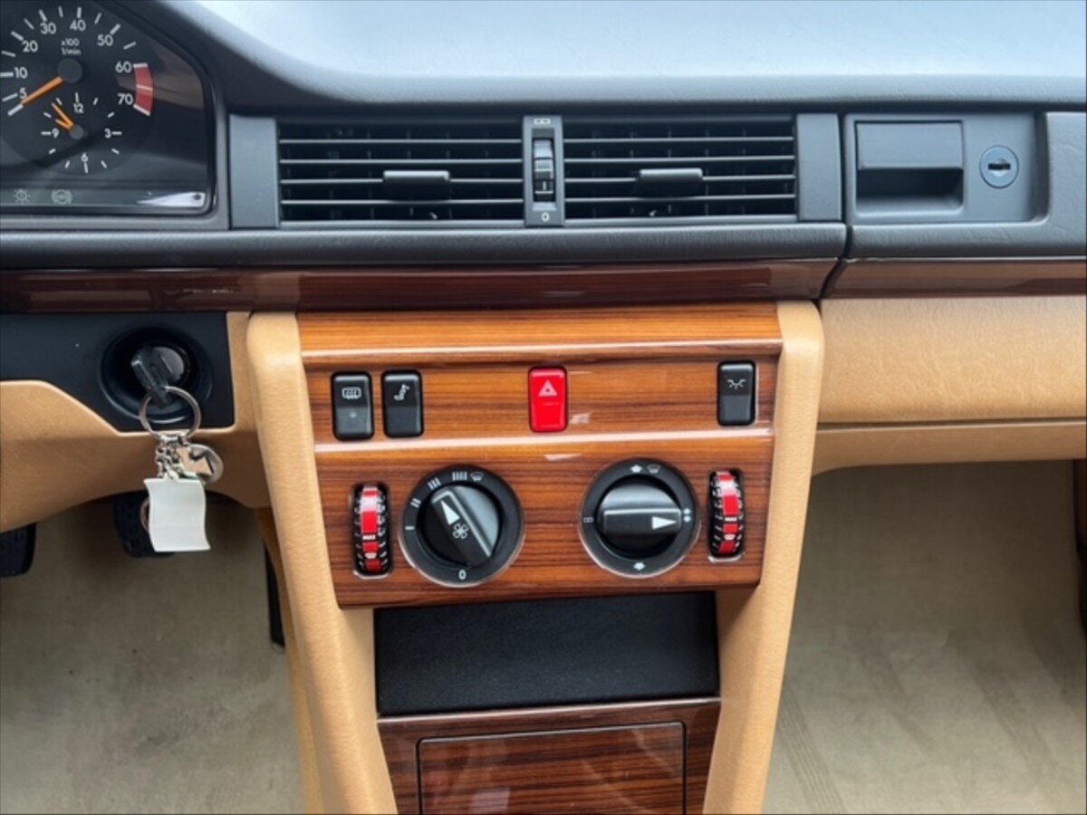 Mercedes-Benz 124 Sedan / Limuzína 2,3 l 97 kw