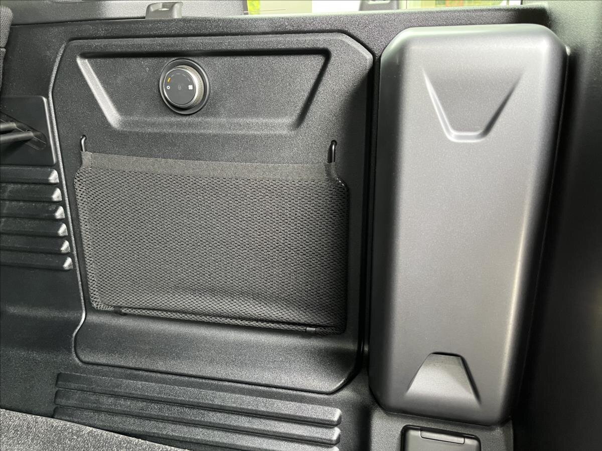 Land Rover Defender SUV / Terénní 4,4 l 467 kw