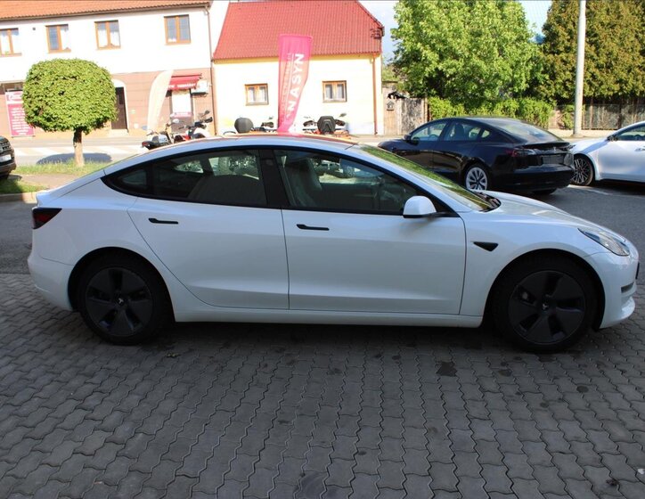 Tesla Model 3 Sedan / Limuzína 0,0 208 kw
