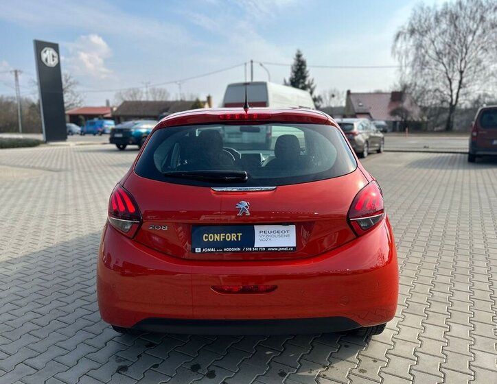 Peugeot 208 Hatchback 1,2 l 61 kw
