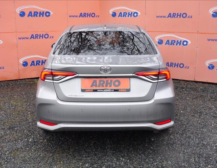 Toyota Corolla Sedan / Limuzína 1,6 l 97 kw