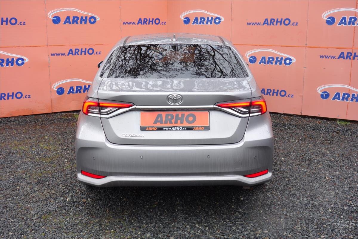 Toyota Corolla Sedan / Limuzína 1,6 l 97 kw