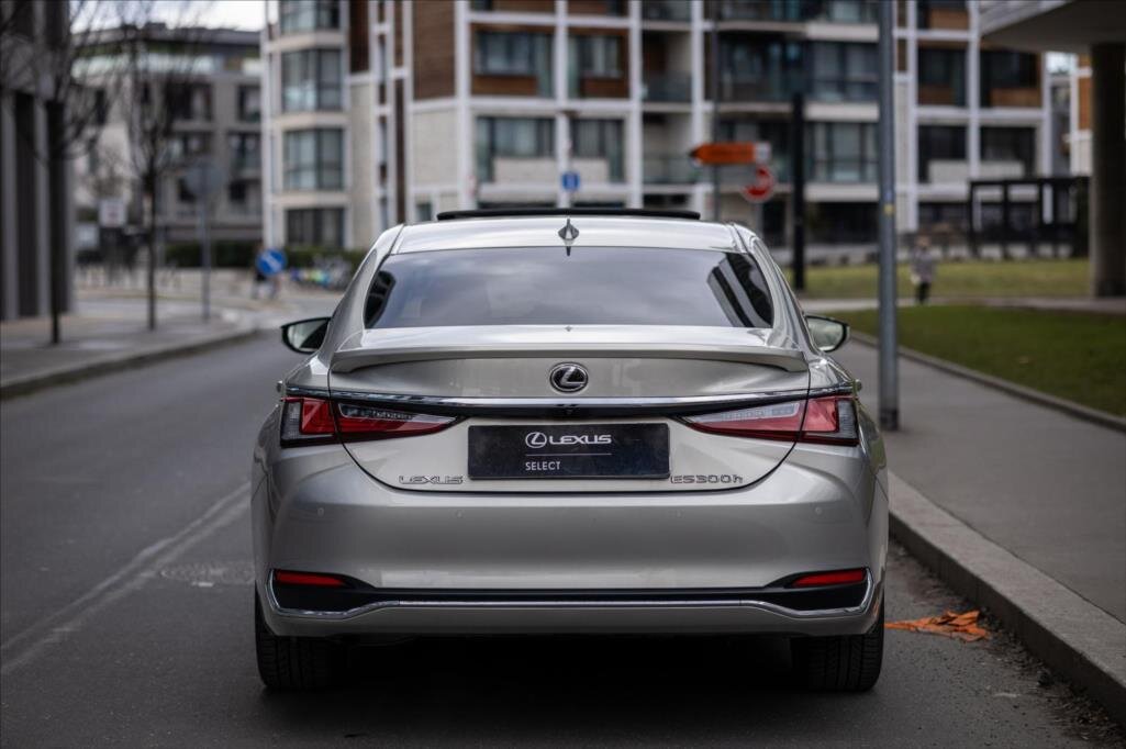 Lexus ES 300h Sedan / Limuzína 2,5 l 160 kw