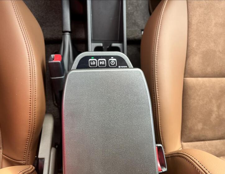 Toyota Land Cruiser 26