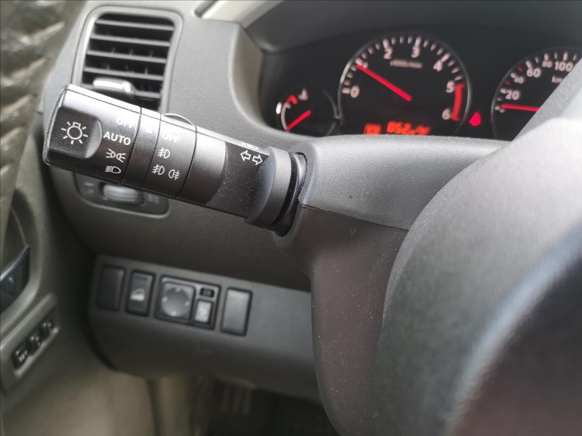 Nissan Pathfinder Kombi 2,5 l 140 kw