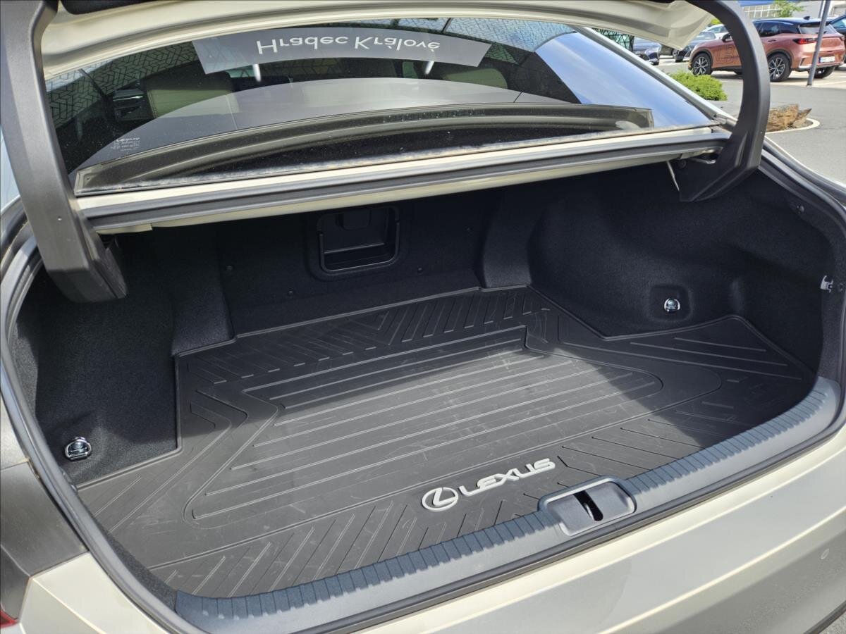 Lexus ES 300h Sedan / Limuzína 2,5 l 160 kw