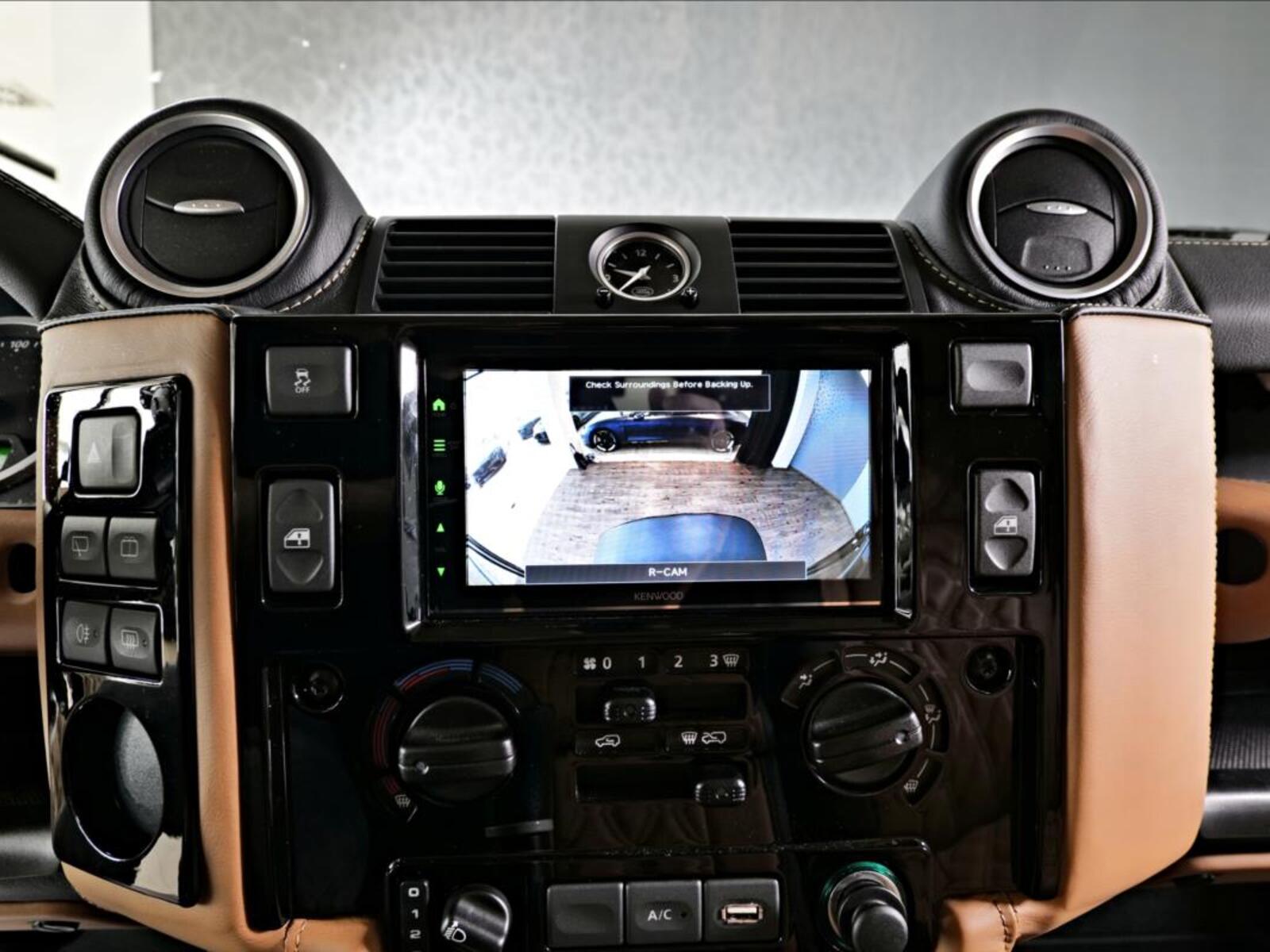 Land Rover Defender 18