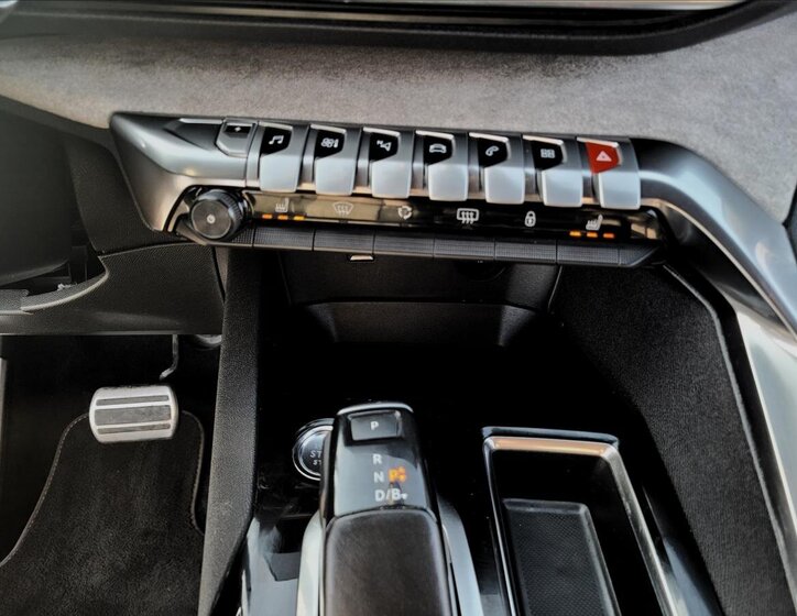 Peugeot 3008 SUV 1,6 l 133 kw