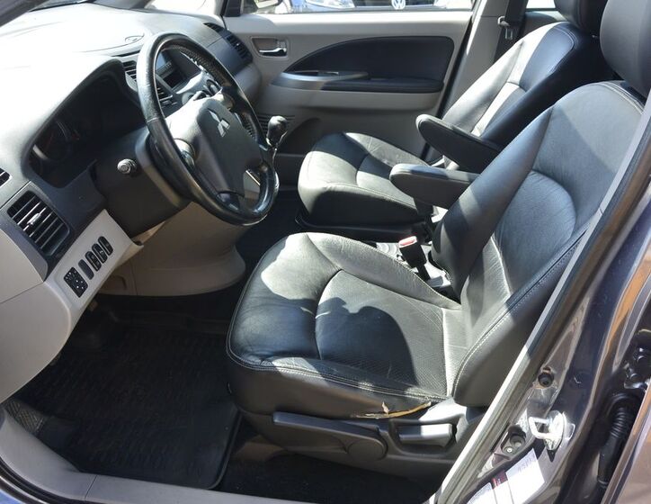 Mitsubishi Grandis 8