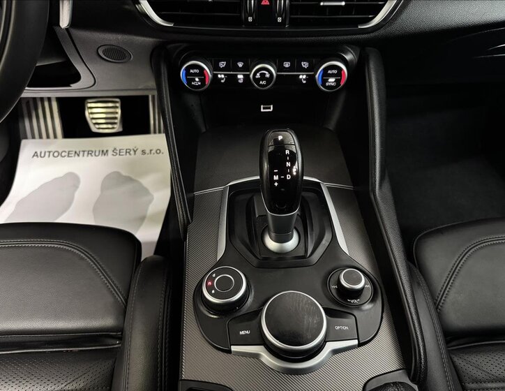 Alfa Romeo Giulia Sedan / Limuzína 2,0 l 206 kw