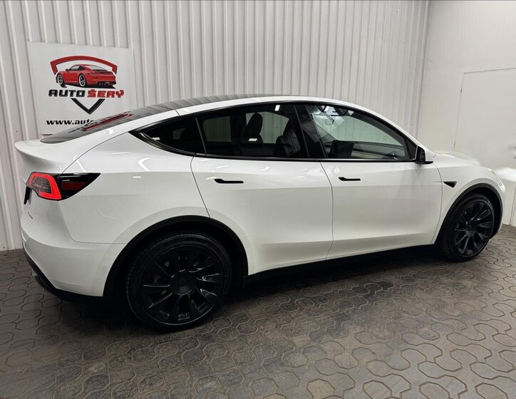 Tesla Model Y 9
